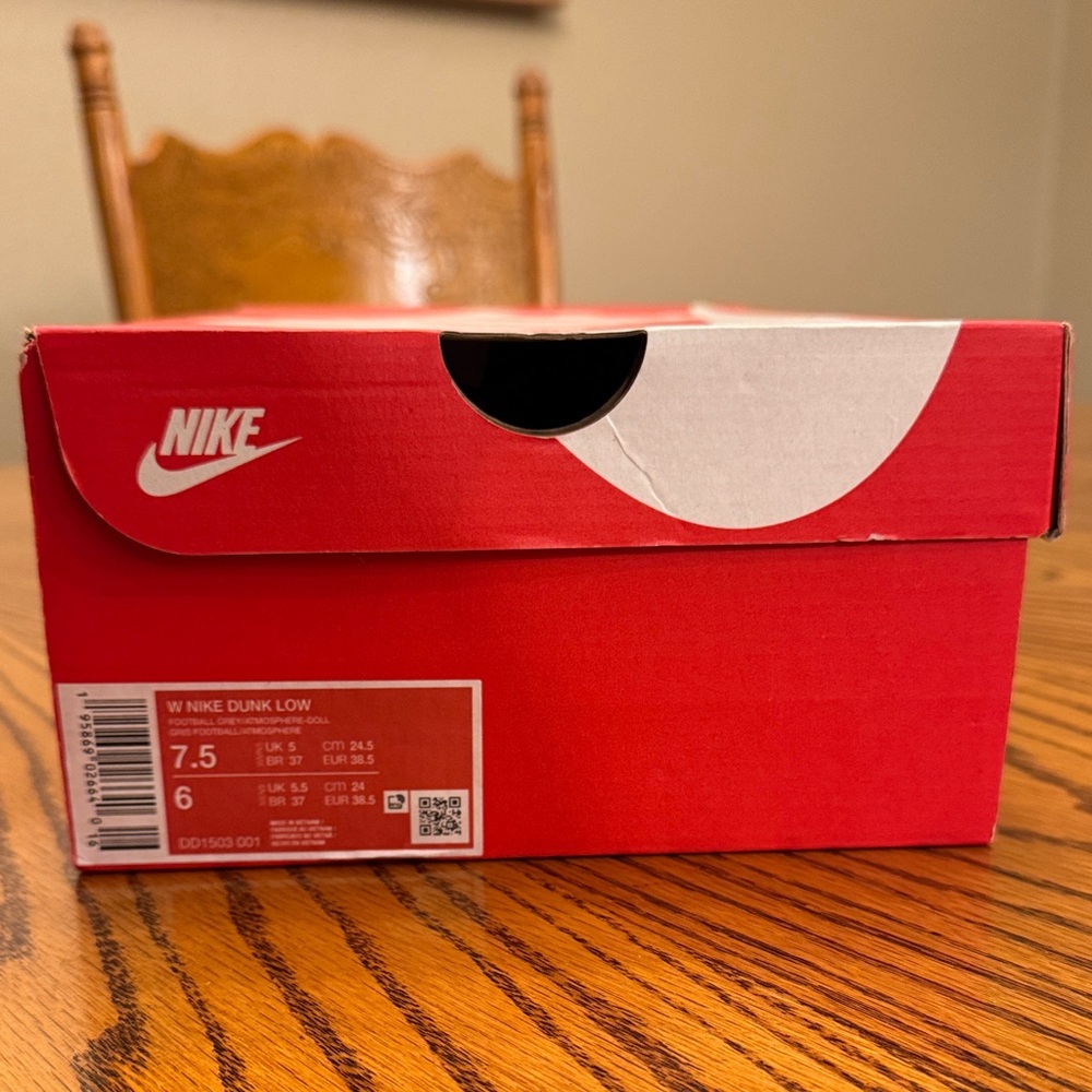 Women’s Size 7.5 W Nike Dunk Low